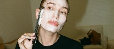 Zašto Hejli Biber nanosi masku za lice češljem? Trik koji je zapalio društvene mreže, boginja marketinga!