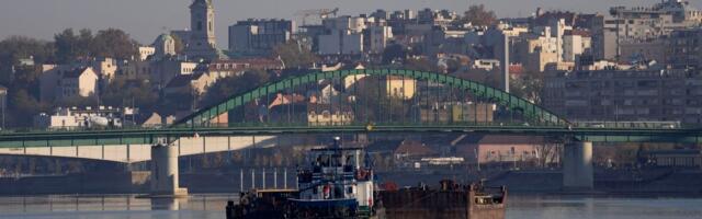 Serbias Doonau jõel uppus 1000-tonnise väetiselastiga laev