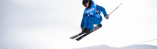 Eesti lippu kannab noorte taliolümpiamängude avatseremoonial freestyle-suusataja
