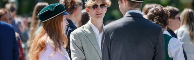 FOTOD ja VIDEO | President tunnustas roosiaias pea tuhandet silmapaistvat koolilõpetajat