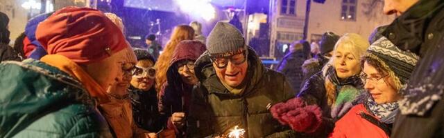 FOTOD | Aastavahetus tuli lumesajuga! Talvises Kuressaares tervitati uut aastat tantsuga