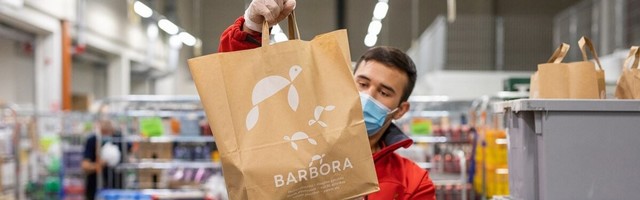 Barbora loobub plastikust paberkottide kasuks