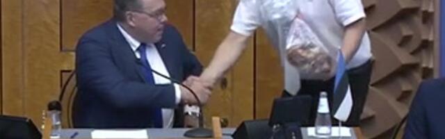 VIDEO | Solvunud Kalle Grünthal kinkis keset riigikogu istungit Lauri Hussarile seapea