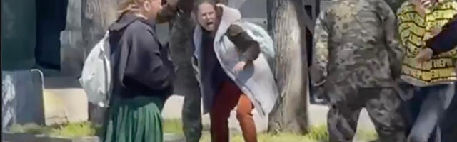 VIDEO: Ukraina sõjaväelased hoiavad naisi vägisi kinni