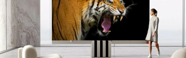 VIDEO | Enneolematu luksus: 165-tollise volditava ekraaniga teler