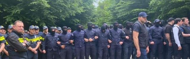 Vene välisministri tütar tuli väidetavalt Gruusiasse pulma. Hotelli juures on meeleavaldajad, arvatavat külaliste autot loobiti munadega