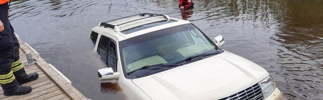 PILDID: Tartus libises sõiduauto jõkke