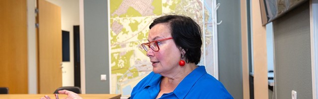 Katri Raik - kolmejalgsel taburetil istuv linnapea