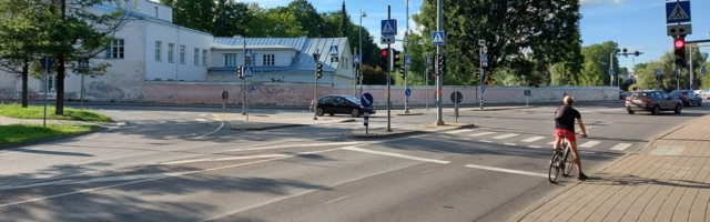 Jalgrattur sõitis ülekäigurajal ette autole