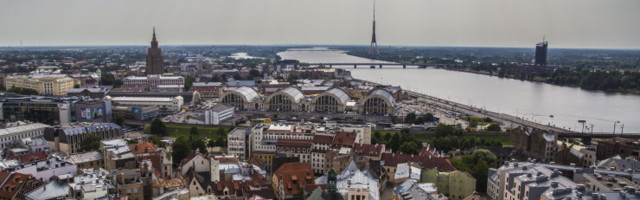 „Traditsioonilise perekonna” Läti põhiseadusse kirjutamise poolt on andnud allkirjad hulk usuorganisatsioone, marurahvuslased ja Riia linnavalitsuse korruptandid