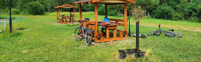 Roosna-Alliku tehisjärve ääres rõõmustavad rahvast uued katusealused