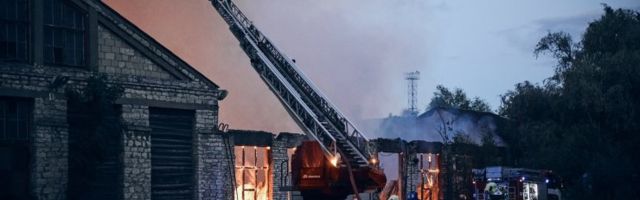 VIDEO JA FOTOD | Põhja-Tallinnas põleb lahtise leegiga vana tööstushoone