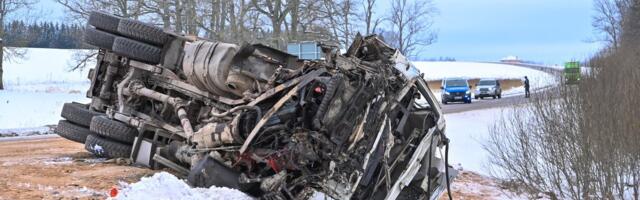 VIDEO ja FOTOD | Tartumaal põrkasid kokku veoauto ja lumesahk, juhid viidi haiglasse