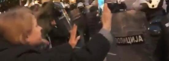 BLOKADERI POZIVAJU NA UBISTVO POLICAJACA! Nezapamćeno divljanje ispred Rektorata - napadaju policiju i traže prolivanje krvi (VIDEO)