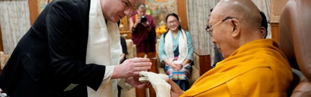 FOTOD ⟩ Dalai-laama sai eestlastelt kingiks nokkmütsi, villased sokid ja Grünbergi tehtud lühifilmi