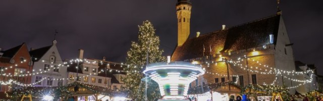 FOTOD | Tallinna Raekoja plats süttis jõulutuledesse ning avati turg