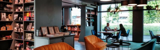 Õhtusöök raamatute vahel. Toit kui restoranis, teenindus kui kohvikus