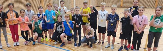 Koolivaheajal võistlesid Lihulas lapsed sisekergejõustikus