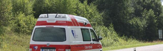 Võrumaal sõitis auto vastu puud, juht viidi haiglasse