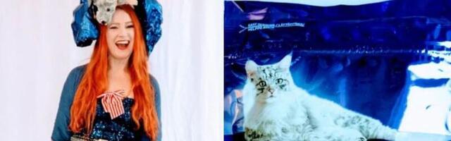 Naine riietub iga päev eri esemeks oma kodus