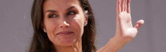 Kuninganna Letizia andis auhinna üle naisele, kes kandis temaga ühesugust kleiti