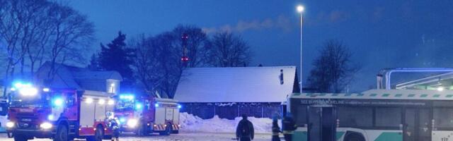 VIDEO. Mustamäel süttis bussipargis surugaasil töötav buss