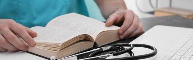 Veebiseminaris relvataolise esemega vehkinud arstitudeng sai ülikoolilt noomituse