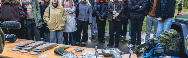 Lapsed ja koolinoored külastasid avatud uste päevadel küberväelasi