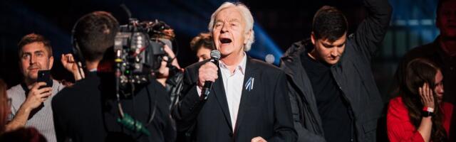 DELFI VIDEO | MMA-võistlusel „Eestlane olen ja eestlaseks jään“ laulnud Ivo Linna lõi Tondiraba jäähallis võimsa atmosfääri