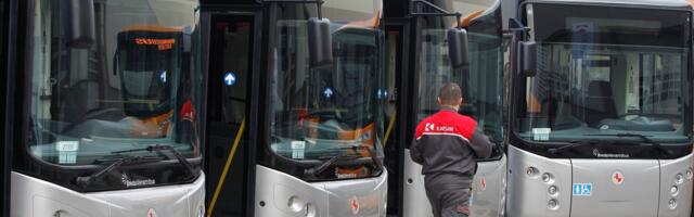 Rootsis sai isesõitev buss esimesel tööpäeval trammilt löögi