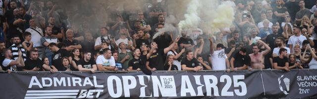 Scene koje će da obiđu ceo svet! “Grobari” prekinuli meč, atmosfera došla do usijanja (VIDEO)