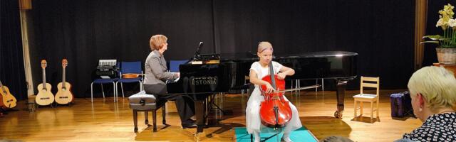 FOTOD: 1. klassi õpilased demonstreerisid Türil pillimänguoskusi