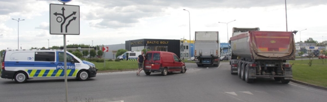 Tartus põrkasid kokku sõiduauto ja veoauto