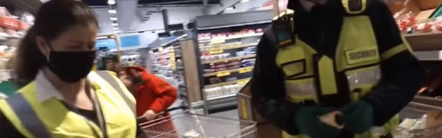 Inglismaa supermarketis taheti maski mitte kandnud mehele kollast kleepsu peale kleepida