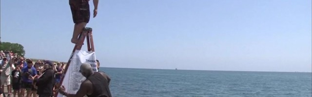 Reporter: Mees hüppas aasta aega järjest iga päev stressi maandamiseks Michigani järve