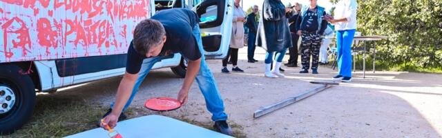 Olukord Nurme sigalas: väravat blokeeriv buss laguneb ja selle juht puhub alkomeetrisse