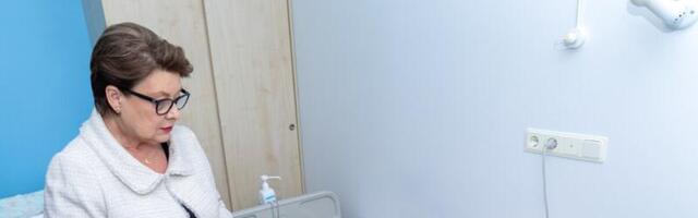 GALERII Sirje Karis andis Rakvere haiglale üle elupäästvad seadmed