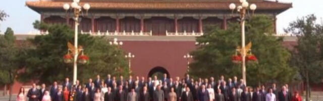 STIGLA JE NOVA MOĆNA SLIKA IZ PEKINGA Vučić rame uz rame sa svetskim liderima na paradi kod Sija (FOTO)