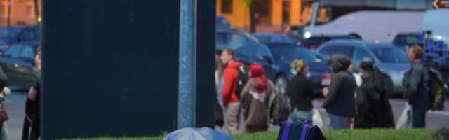VIDEO ja FOTOD | Linn uinub, aga järjekord mitte. Öine reportaaž Narva piiripunktist