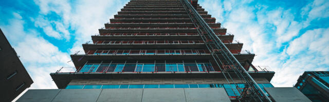 Ei vaja värvimist, puhtaks saab vihmaga ja… Tallinna südalinna uue linnaku rõdud valmistatakse väga omapärasest materjalist