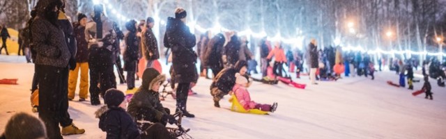 FOTOD | Lumi meelitas Tallinna lauluväljakule nii palju kelgutajaid, et vahet oli üksteisega raske hoida