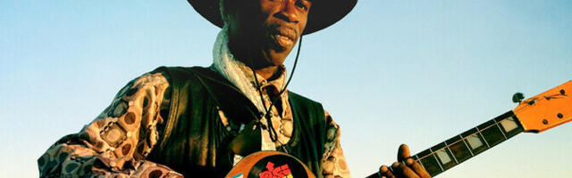 Paavli kultuurivabrikus esineb ühekeelsel kitarril mängiv Jamaica muusik Brushy One String