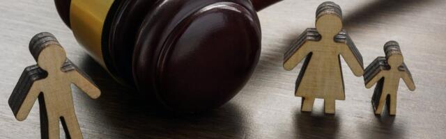 VÄRSKE UURING | Osa Eesti kohtunikke eelistab otsuseid tehes vanema õigusi lapse heaolule