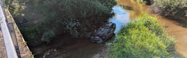 Võrumaal sõitis auto läbi sillapiirde jõkke ja maandus katusele