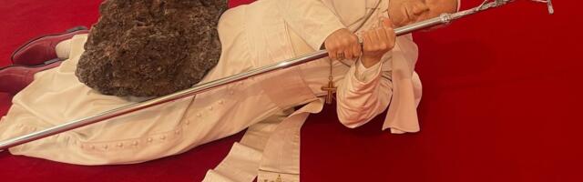 Meteoorist tabatud paavst, palvetav Hitler, banaan, topised ja skandaalid