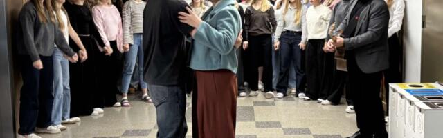 PILTUUDIS | Minister Kristina Kallas paluti Hiiumaa Gümnaasiumis tantsule