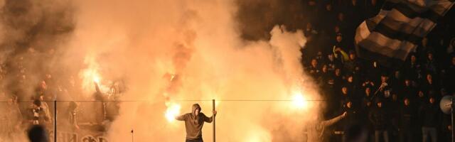 Šokantan potez jedne od najjačih grupa Grobara: Izdali saopštenje, pa spalili svoja obeležja na gomili