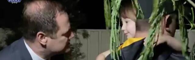 Cleo räägib teda lapseröövija juurest päästnud politseinikega