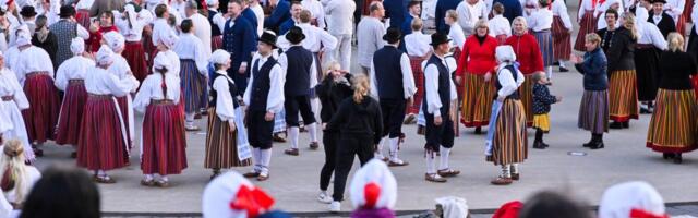 FOTOD | Võimas vaatemäng! Viljandi öötantsupidu tõi kokku hulgaliselt rahvatantsijaid