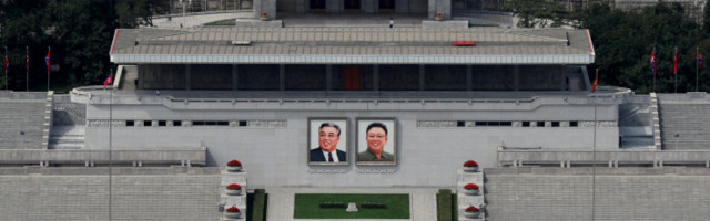 Põhja-Korea palub oma elanikel kodudes püsida, hoiatades koroonaviirust levitava tolmu eest